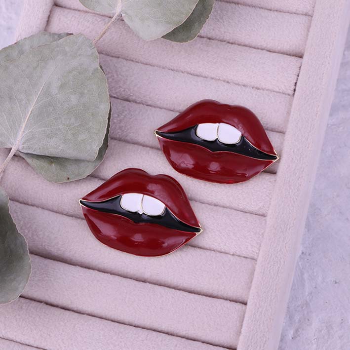 گوشواره لب زرشکی