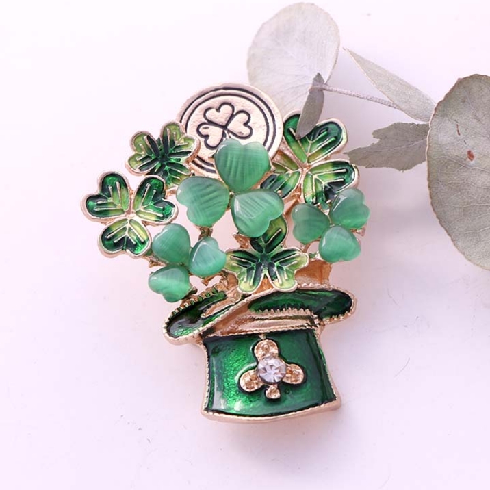 سنجاق سینه کلاه سبز